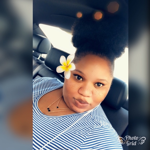 Meet your posher🙋🏽‍♀️ - Picture 2 of 4